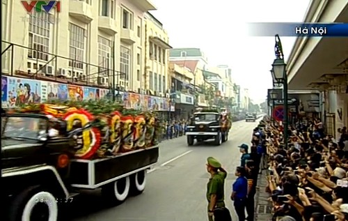 Hanoians pay last respects to General Vo Nguyen Giap - ảnh 1